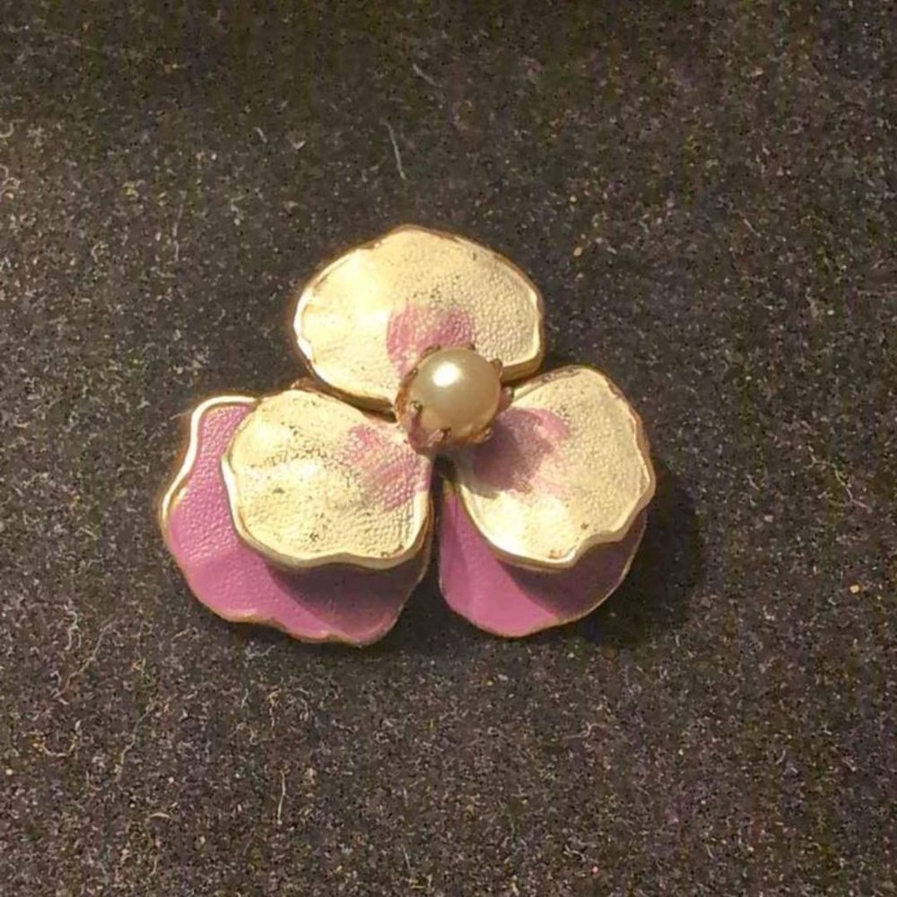 Vintage Pansy Purple and White Brooch with Gold Trim and white.pearl.bead Center - Picture 5 of 8
